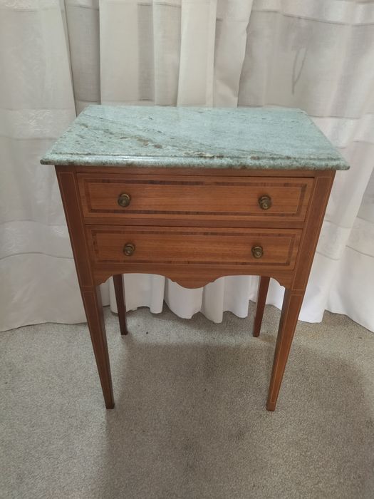Mesa cabeceira com pedra mármore