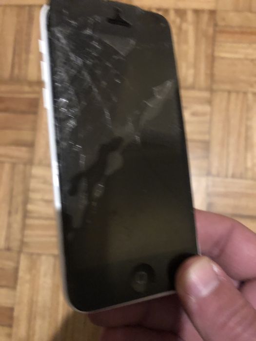 IPhone 5C 16GB com visor partido e bateria inchada (para arranjar)