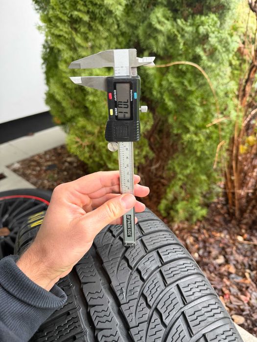 Komplet opon zimowych 235/50 R18 z felgami czarnymi 5×114.3 Super Stan