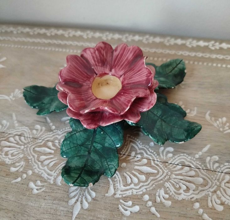 Linda Peça Decorativa em faiança vidrada