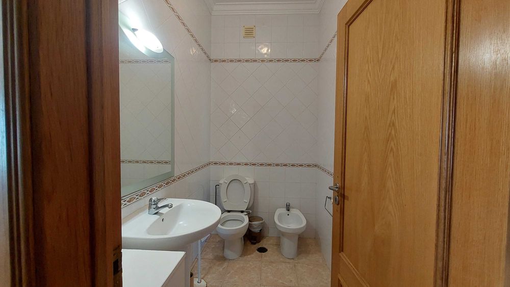 Moradia geminada T5 | Arrenda-se