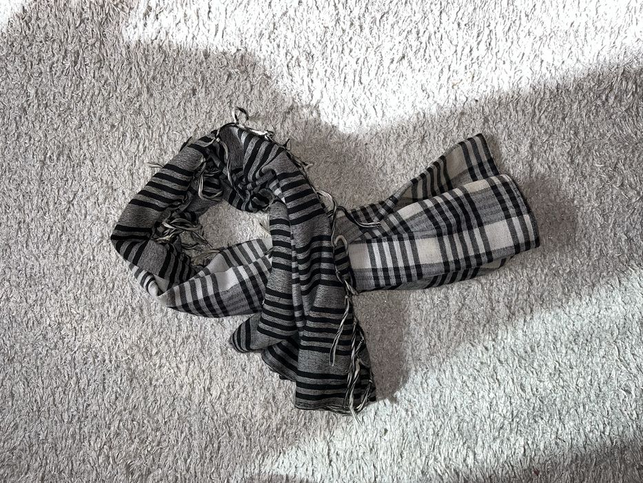 cachecol pequeno preto e cinza