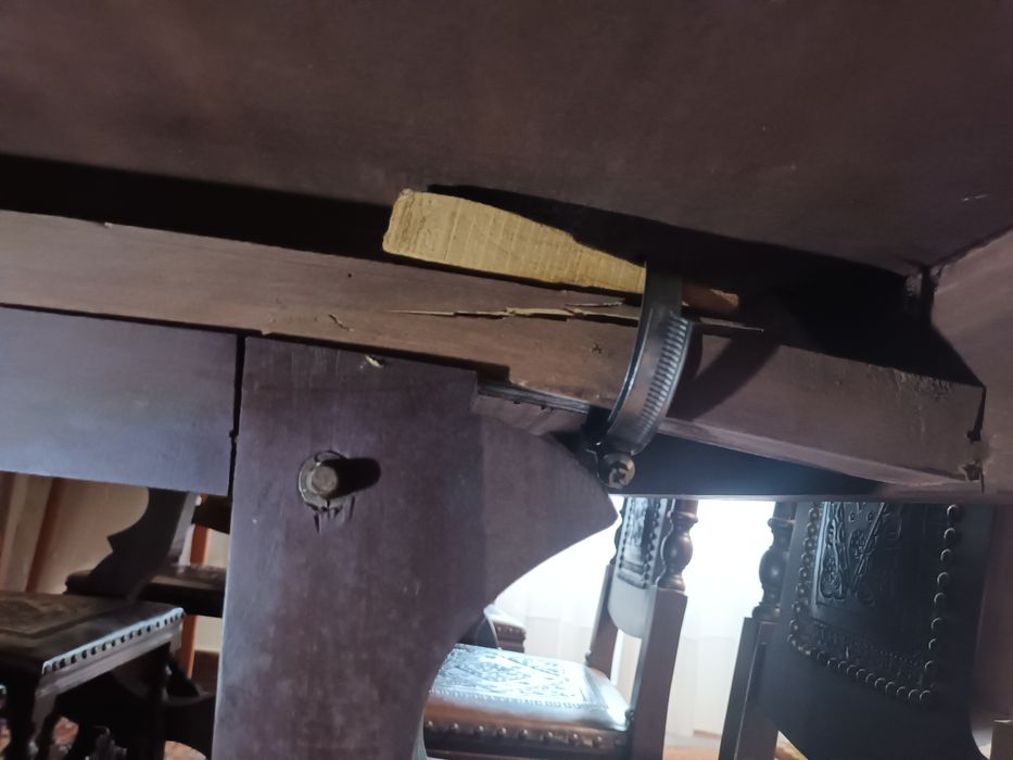 Mesa grande de sala com 8 cadeiras