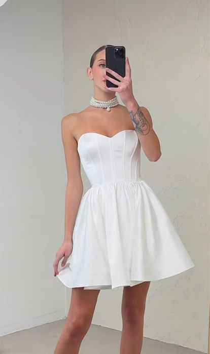 Біла коротка сукня