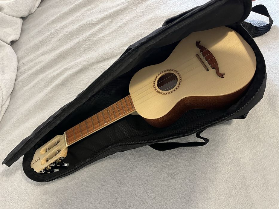 Cavaquinho pouquissimo usado.