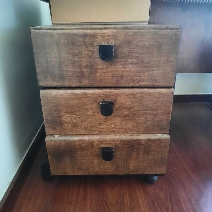 Secretária com modulo de gavetas em madeira maciça  - com cadeira