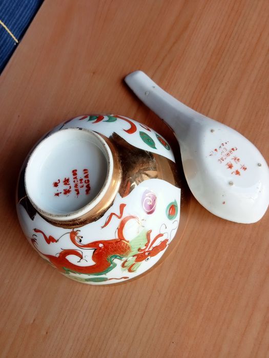 Tigela e colher em porcelana fabricadas em Macau