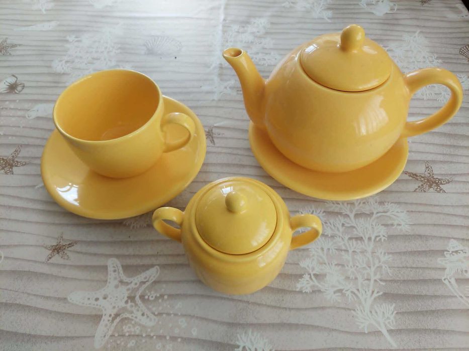 Conjunto de chávena grande, bule e 2 pires em cerâmica amarela. 14€