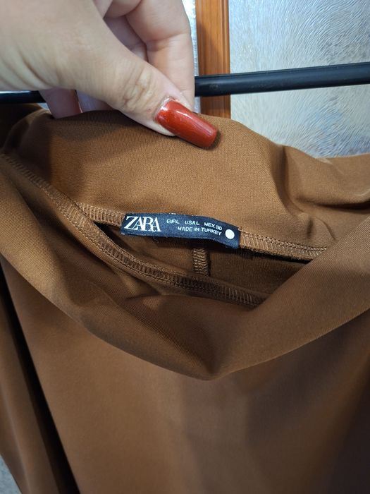 Brązowa czekoladowa sukienka Zara L 40 lejący sie dekolt