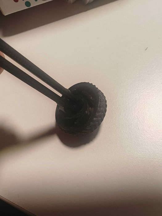Wyciskacz do pasty do zębów z mechanizmem zapadkowym