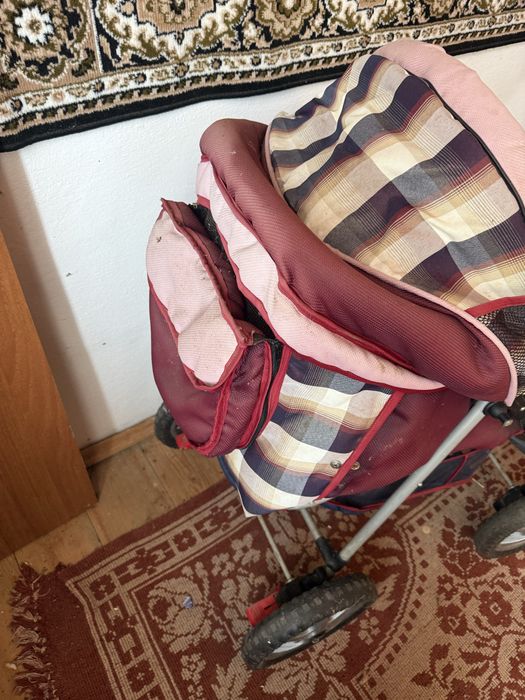 Дитяча коляска для дівчинки