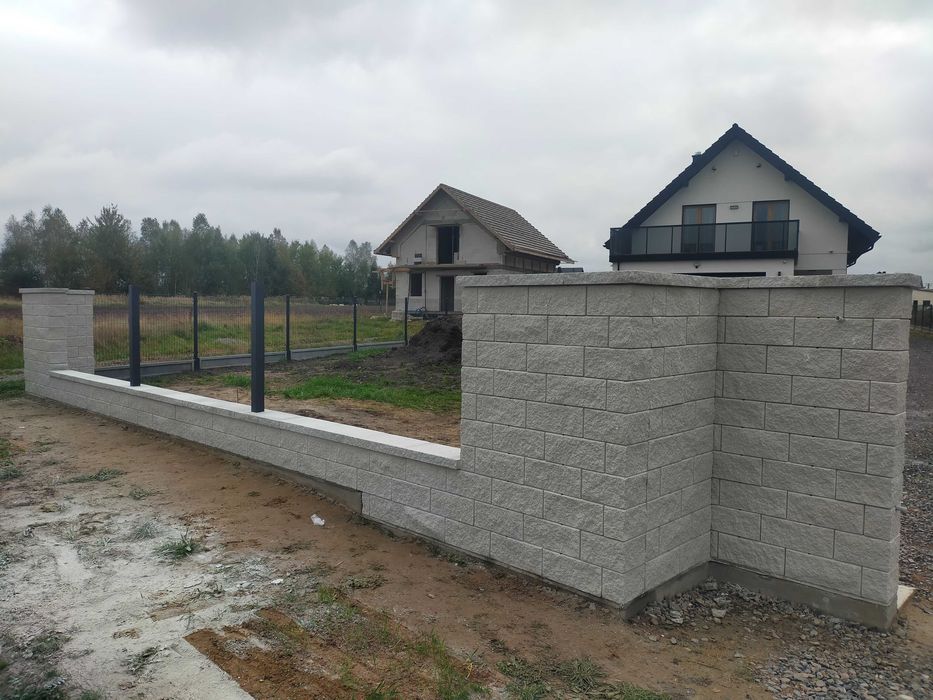 Ogrodzenia Murowane z pustaków gładkich i łupanych.