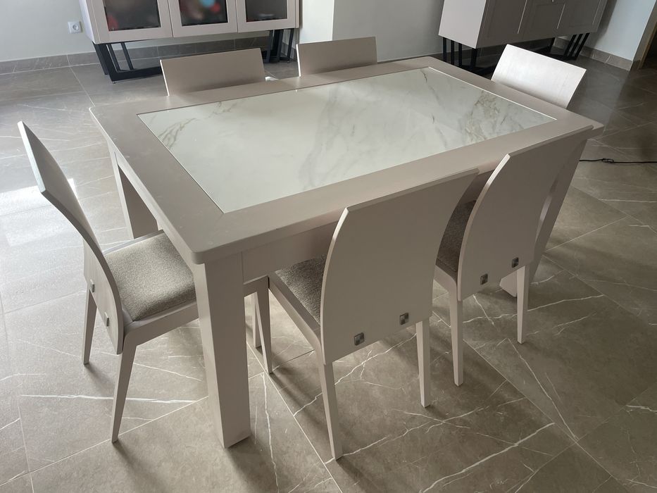 Sala de estar com linhas modernas e elegante