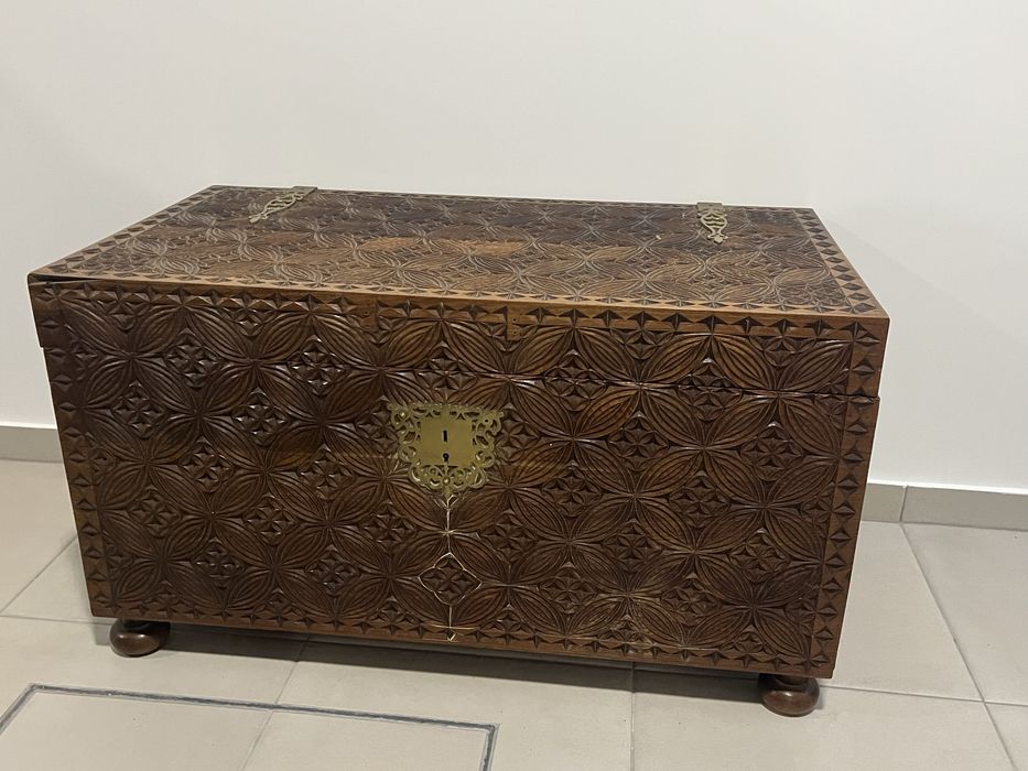 Arca de madeira antiga trabalhada