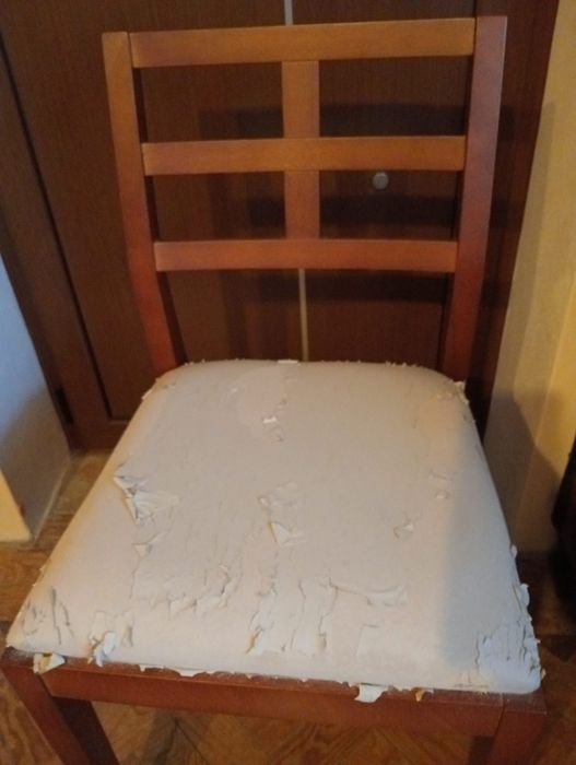 4 cadeiras em madeira