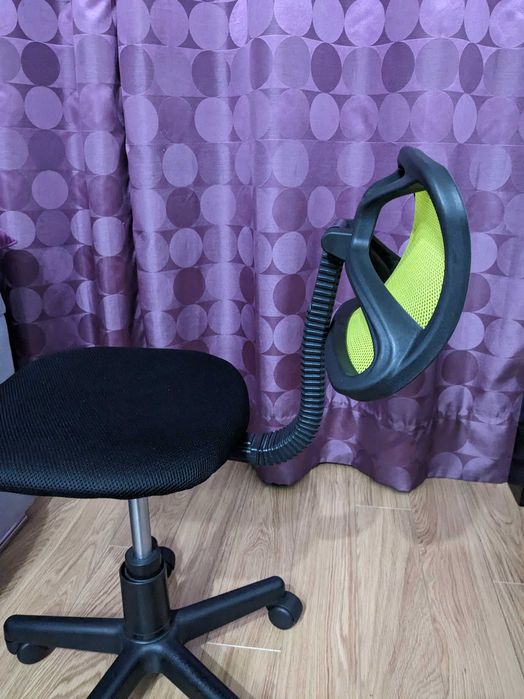 Cadeira Criança c/ assento Elevatório - Com Rodas - verde