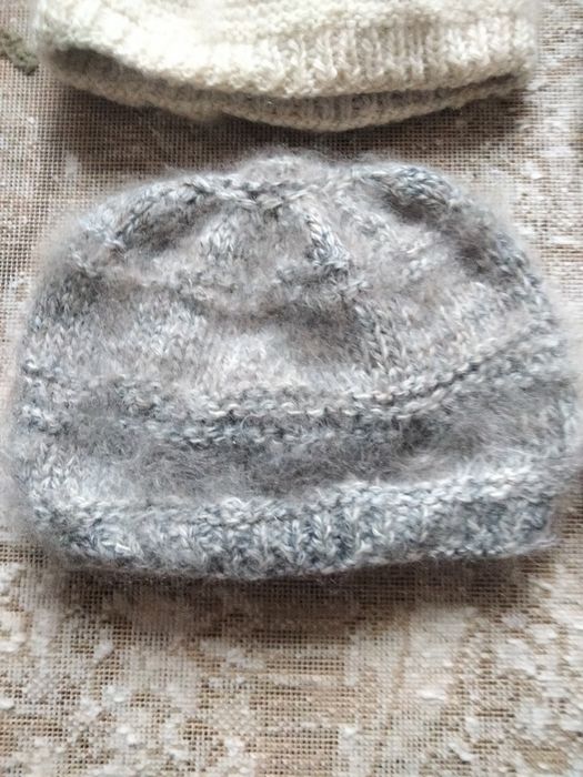 Продам женские вязаные шапки из козьего пуха