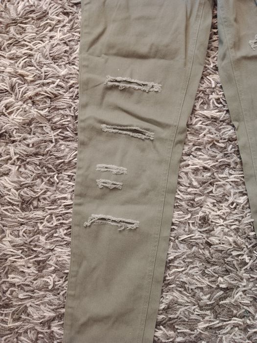 Spodnie z przetarciami dziurami khaki