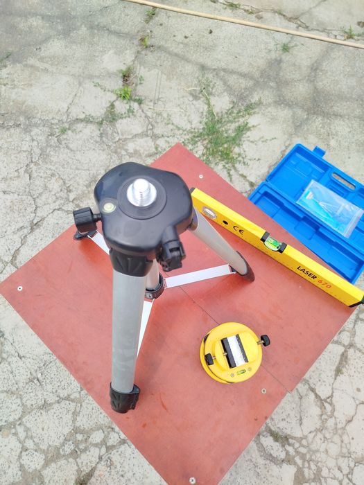 Штатив + рівень +