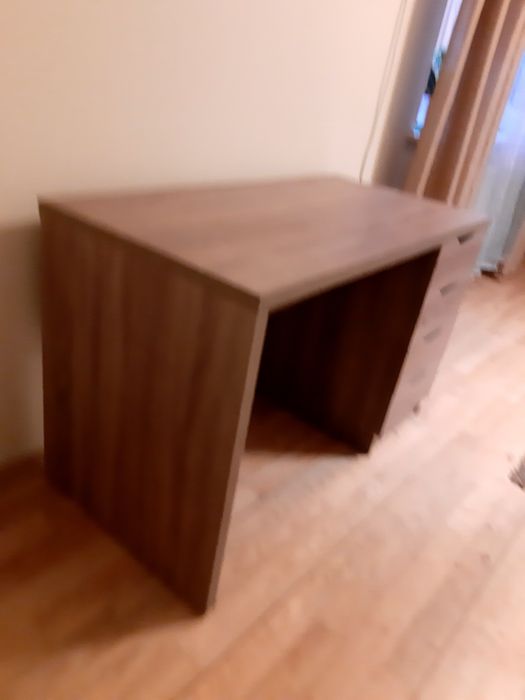 Письменный стол серо*бежевого цвета  .              Размер