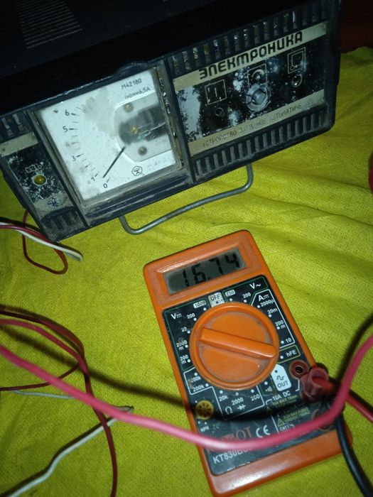 Prostownik rosyjski Elektronika 6V/12V 6,3 A automatyczny