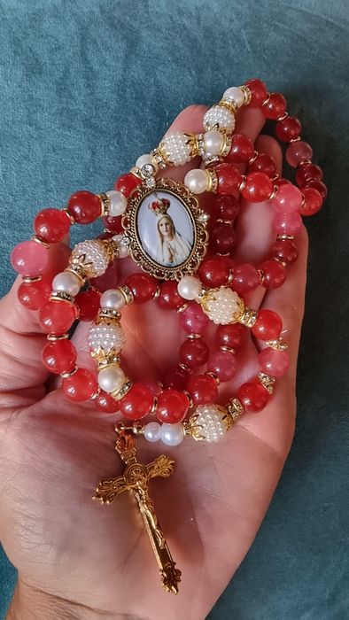Terço Artesanal  e  Personalizado Nossa  Senhora de Fatima.  Pedras naturais, pérolas e  sintéticas