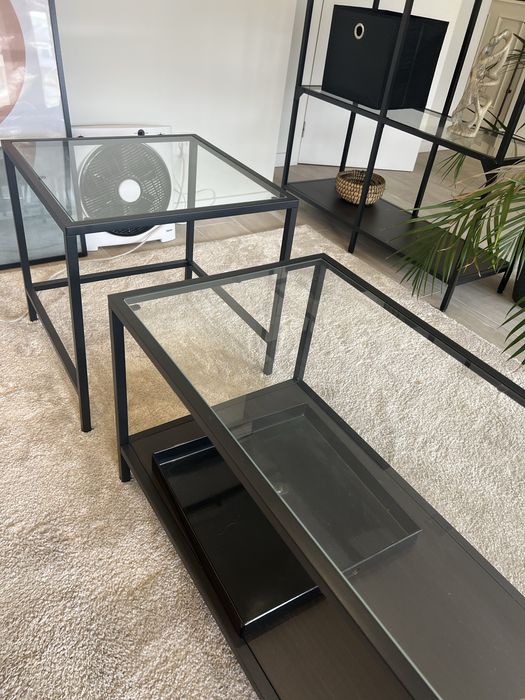 Mesa de centro em metal preto e madeira