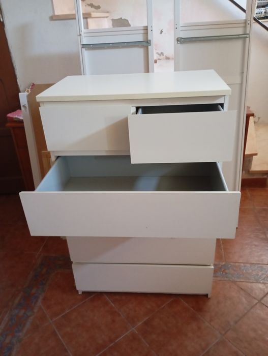 Cómoda branca com 6 gavetas