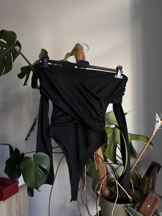 Боді з відкритими плечима