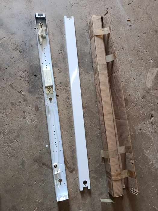 armadura de luz fluorescente ou LED sem a cobertura difusora.