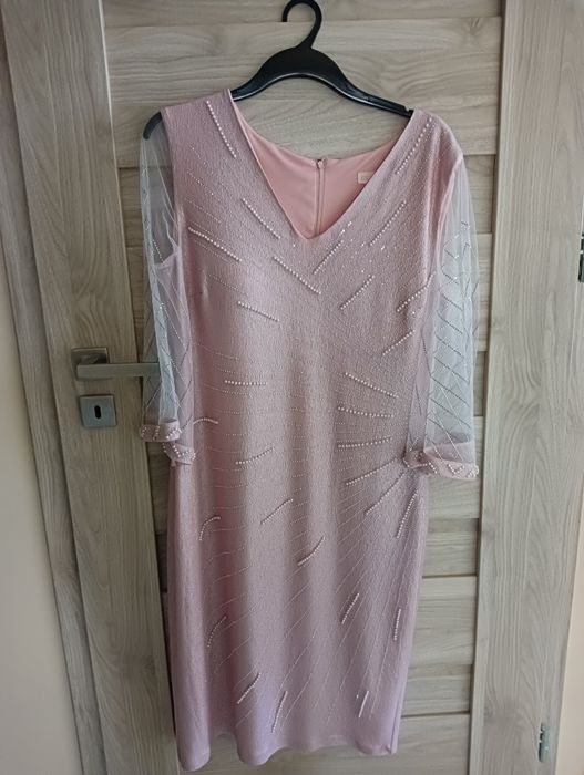 Sukienka różowa    zdobiona