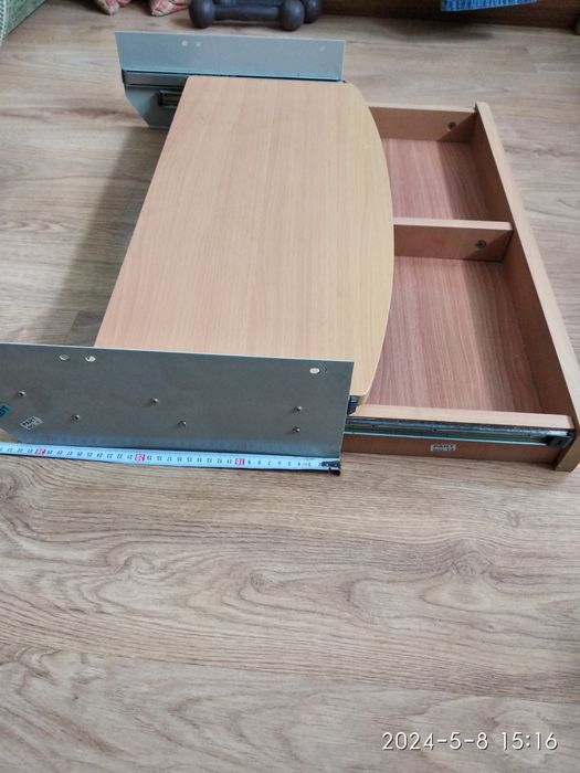 Висувна полиця для клавіатури та мишки комп'ютера.