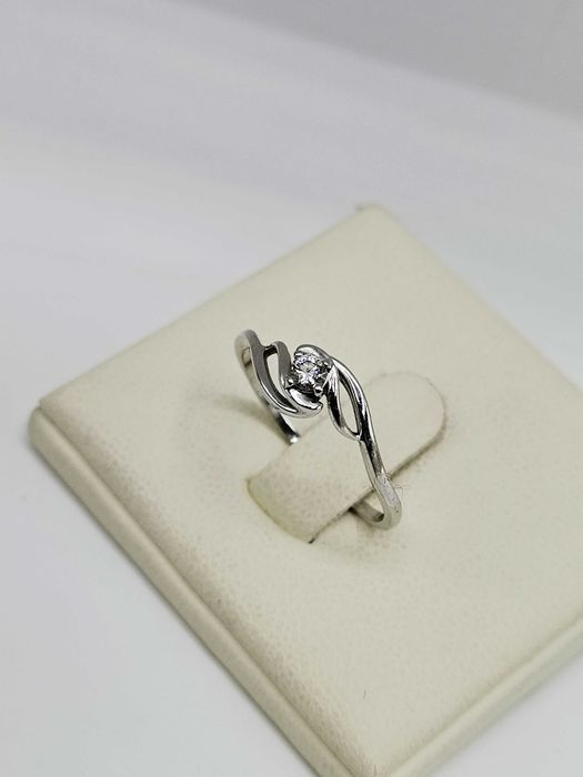 Pierścionek z brylantem z białego złota 0,090 ct