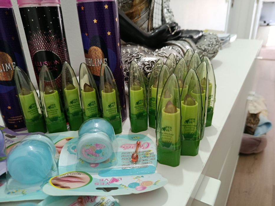 batons  perfumes e dois desinfetantes novo