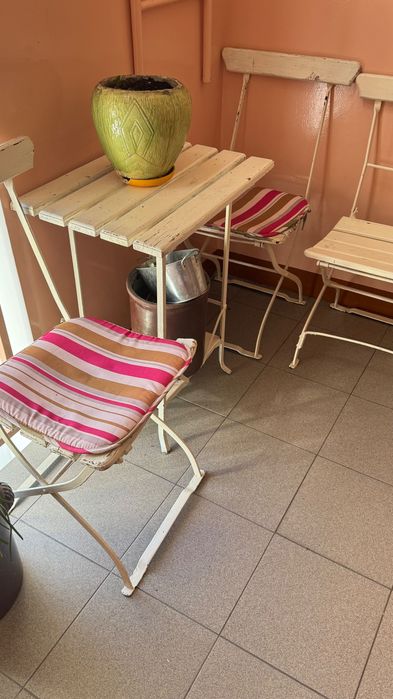 Meble ogrodowe do renowacji – ławka, 2 krzesła, stolik z półką