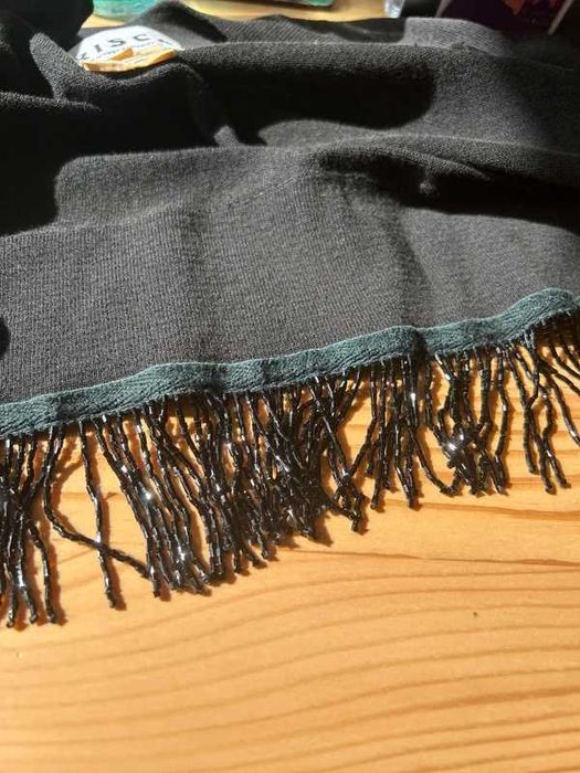 Bolero preto com franjas brilhosas