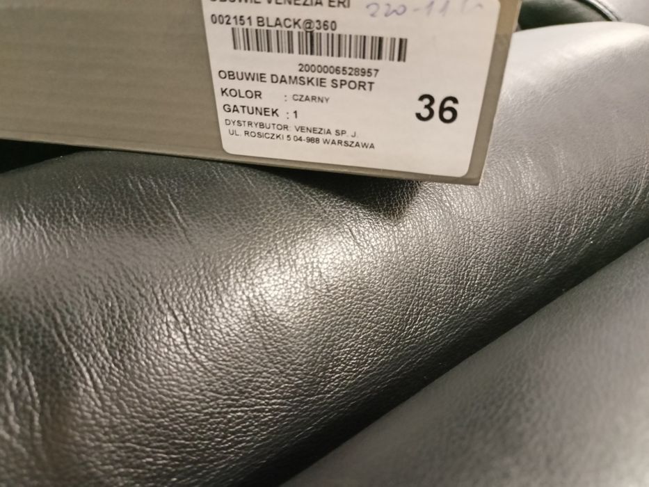 Buty na wbudowanym koturnie