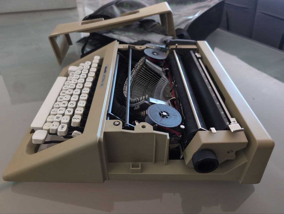 Maquina de escrever Vintage Olivetti Letera 25