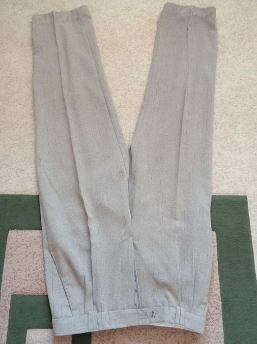 Продам чоловічі брюки та 2 жіночі кофти в гарному стані