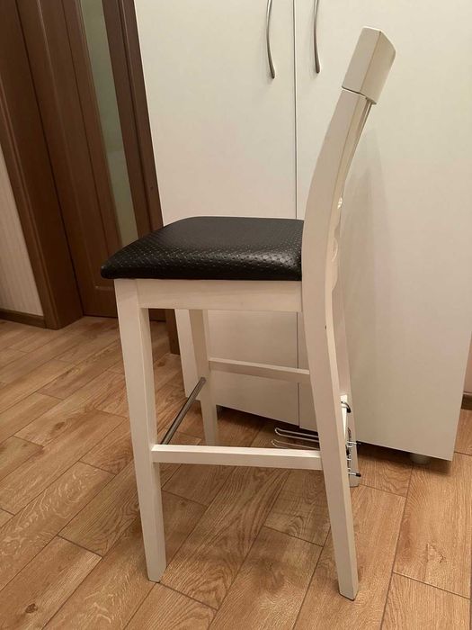 Барний стілець із натурального бука 2000 грн.