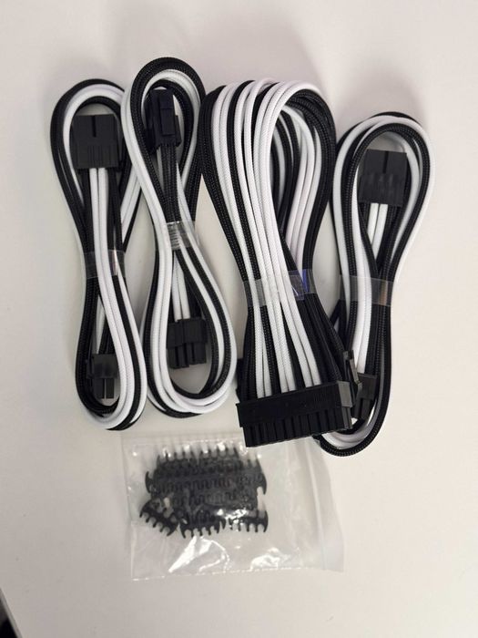 Zestaw przedłużaczy CableMod Classic ModMesh 8+8 Series - black/white
