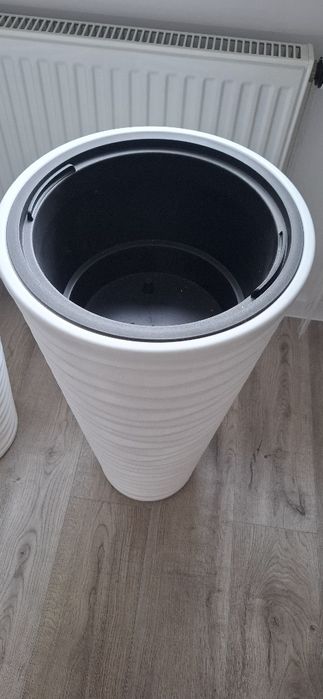 Dwie  nowe wielkie donice .