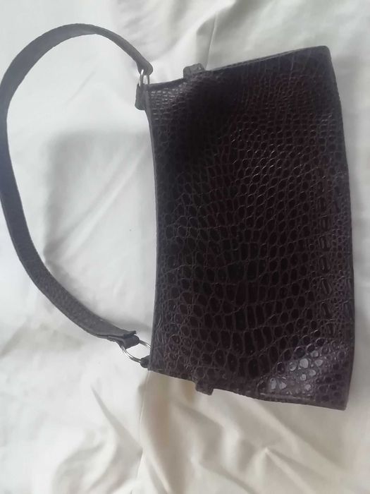 Mala  castanha. Entrego em mão em Viana do Castelo.