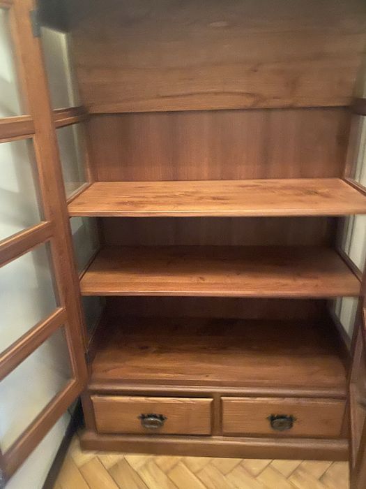 Vendo vitrine em madeira . Altura: 150cm ; comprimento 100 cm e largura 44 cm