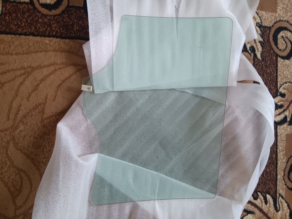 Стекло заднее левое на Мазду6 gg универсал.