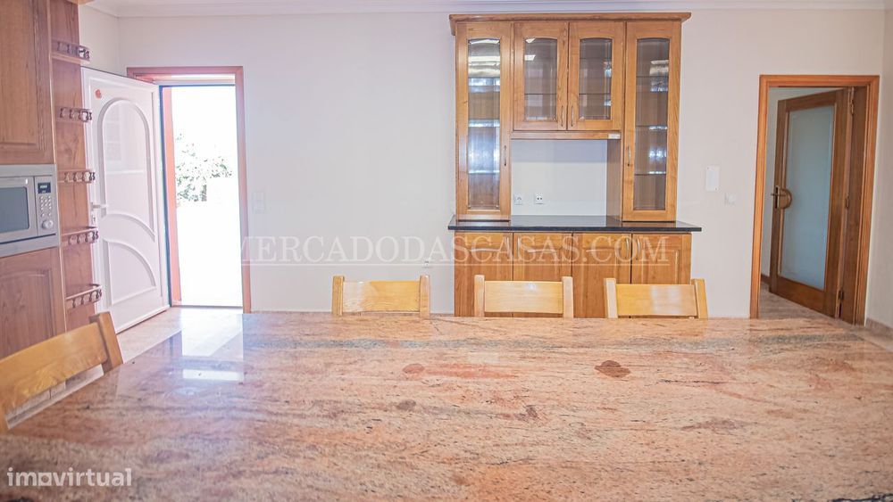 Térrea, com terraço, jardim, aproveitamento de sótão e uma garagem...