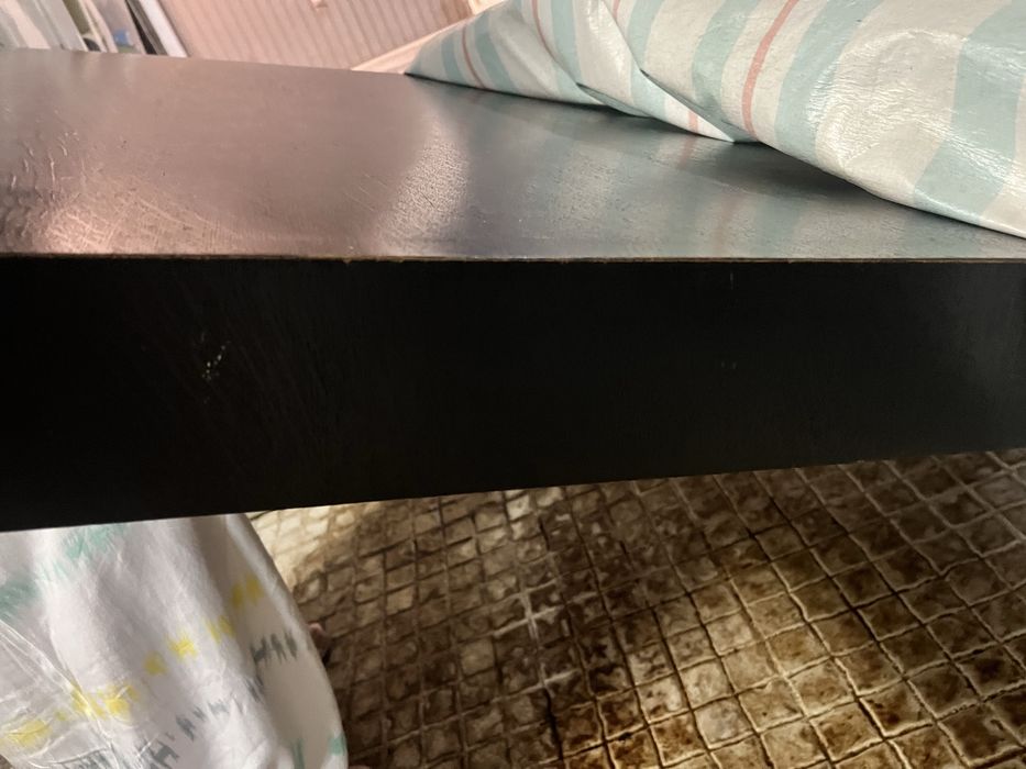 Mesa de madeora bruta com acabamento em Wengue