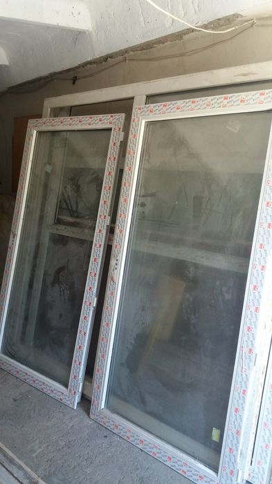 Дверь входная железная. Створки сосновые. Окна м.п. Геолан