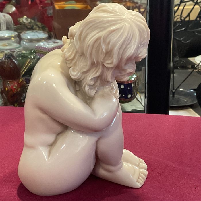 Menino sentado peça linda 12 cm