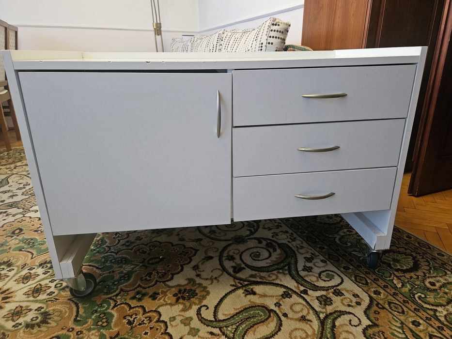 Komoda na kołkach na sprzęt medyczny